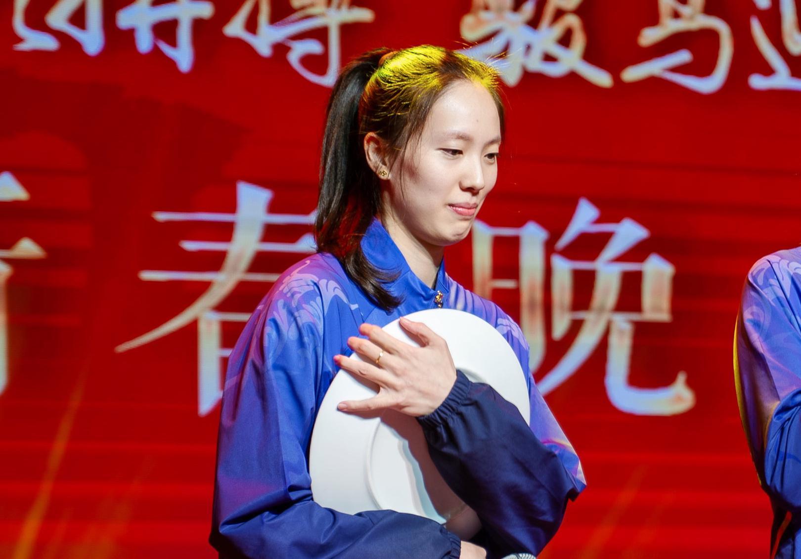 世界杯时差换算-泪目！30岁中国女排世界冠军退役：又美又能打，郎平助她跃升